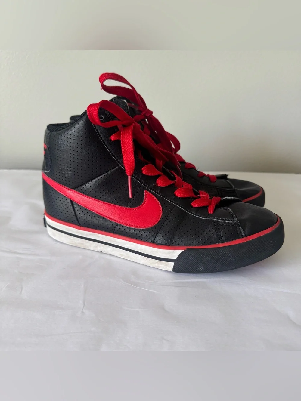 NIKE Size 5 Boys Black and Red Sneakers Shoes - High Top